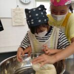 ピザ生地こねこね