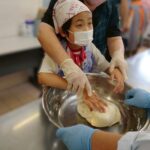 ピザ生地こねこね