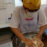 ピザ生地こねこね