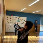 作った羽子板で羽根つき